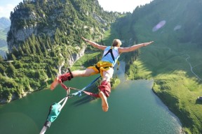 开yun官网-丁俊晖训练中专注度高展现老将风采，丁俊晖日常训练