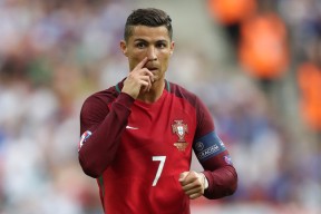 开云APP-裁判技术升级助力VAR判罚更精确提高比赛公平性，var裁判指的是